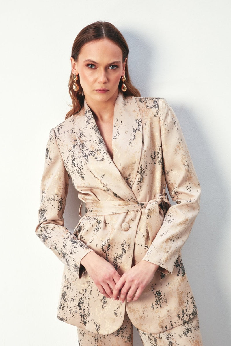 Сако с колан и ефектен принт в бежово-златисти тонове